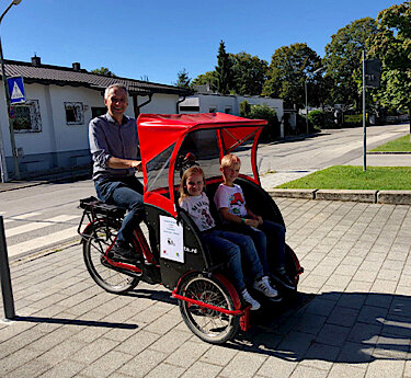 Erster Bürgermeister Norbert Seidl fährt Kinder in der Rikscha Erster Bürgermeister Norbert Seidl fährt Kinder in der Rikscha